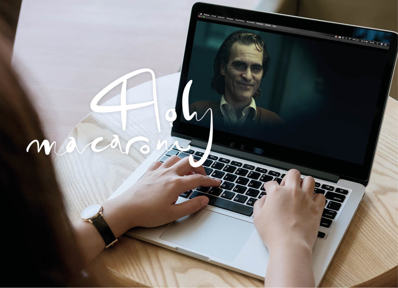 Nieuwe trailer Joker vrouw achter laptop kijkt naar haar scherm