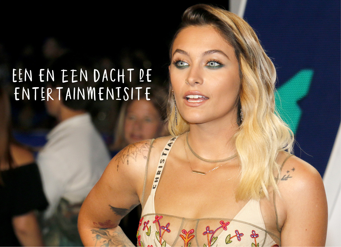 paris jackson met blond haar en een beige jurk met de tekst een en een dacht de entertainementsite