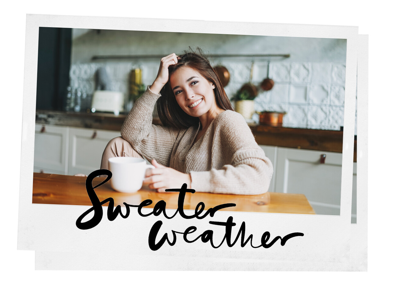 Sweater weather vrouw in de keuken met trui aan