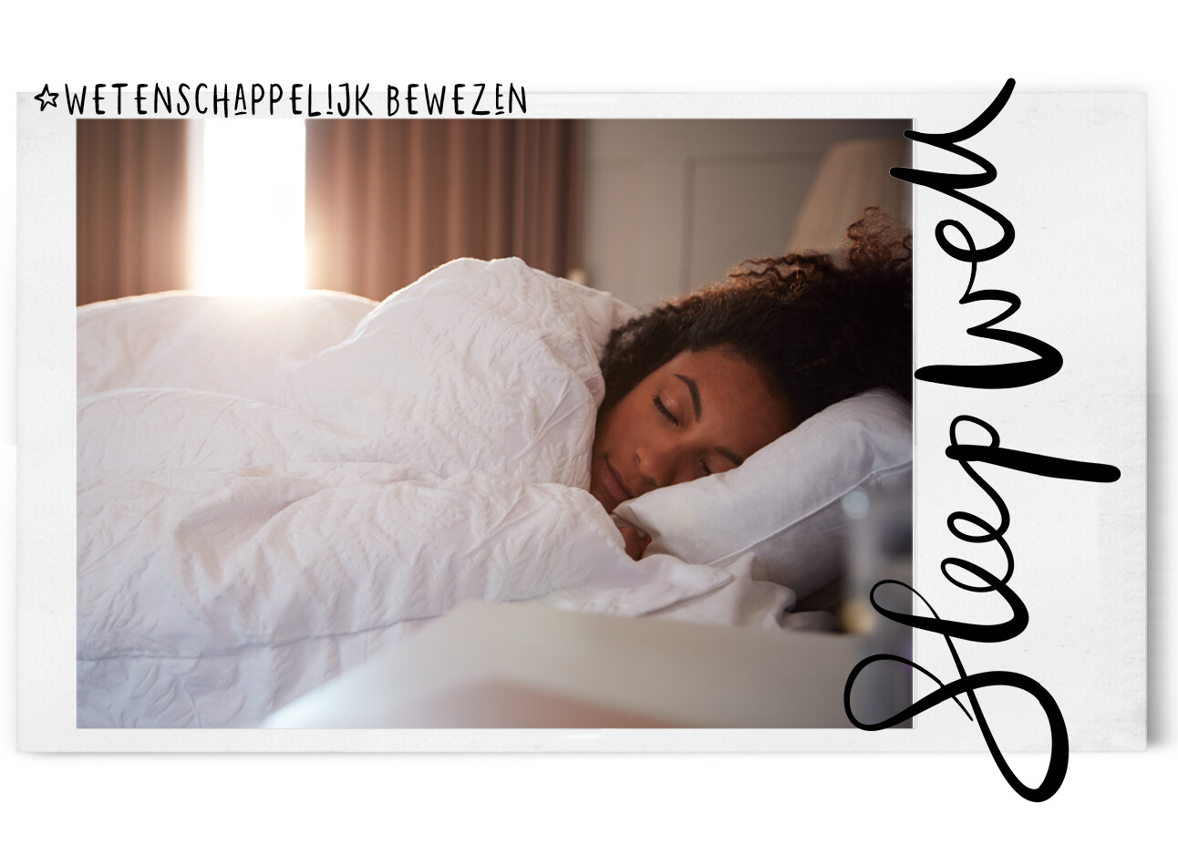 vrouw in bed uitslapen onder een dikke witte deken