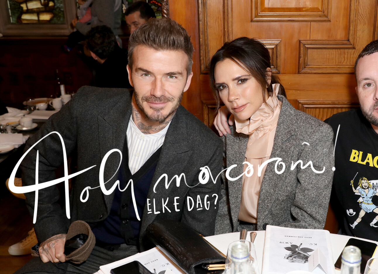 Victoria Beckham met David Beckham in een Restaurant kijkend in de camera