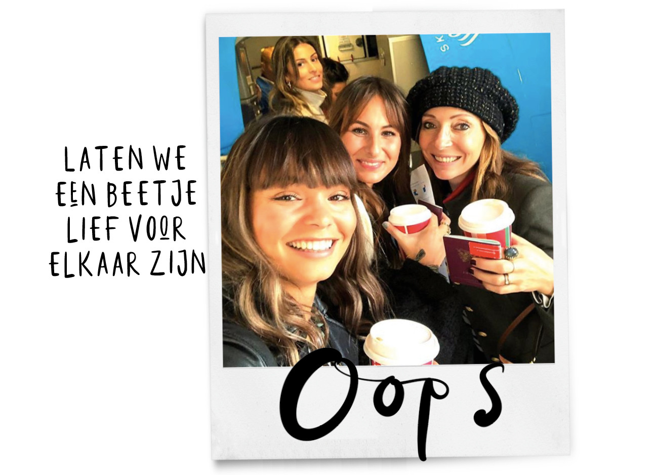 May, Lil en Kiki die net een blauw gekleurd vliegtuig in willen stappen terwijl ze een ko koffie vasthouden ,ze lachen naar de camera