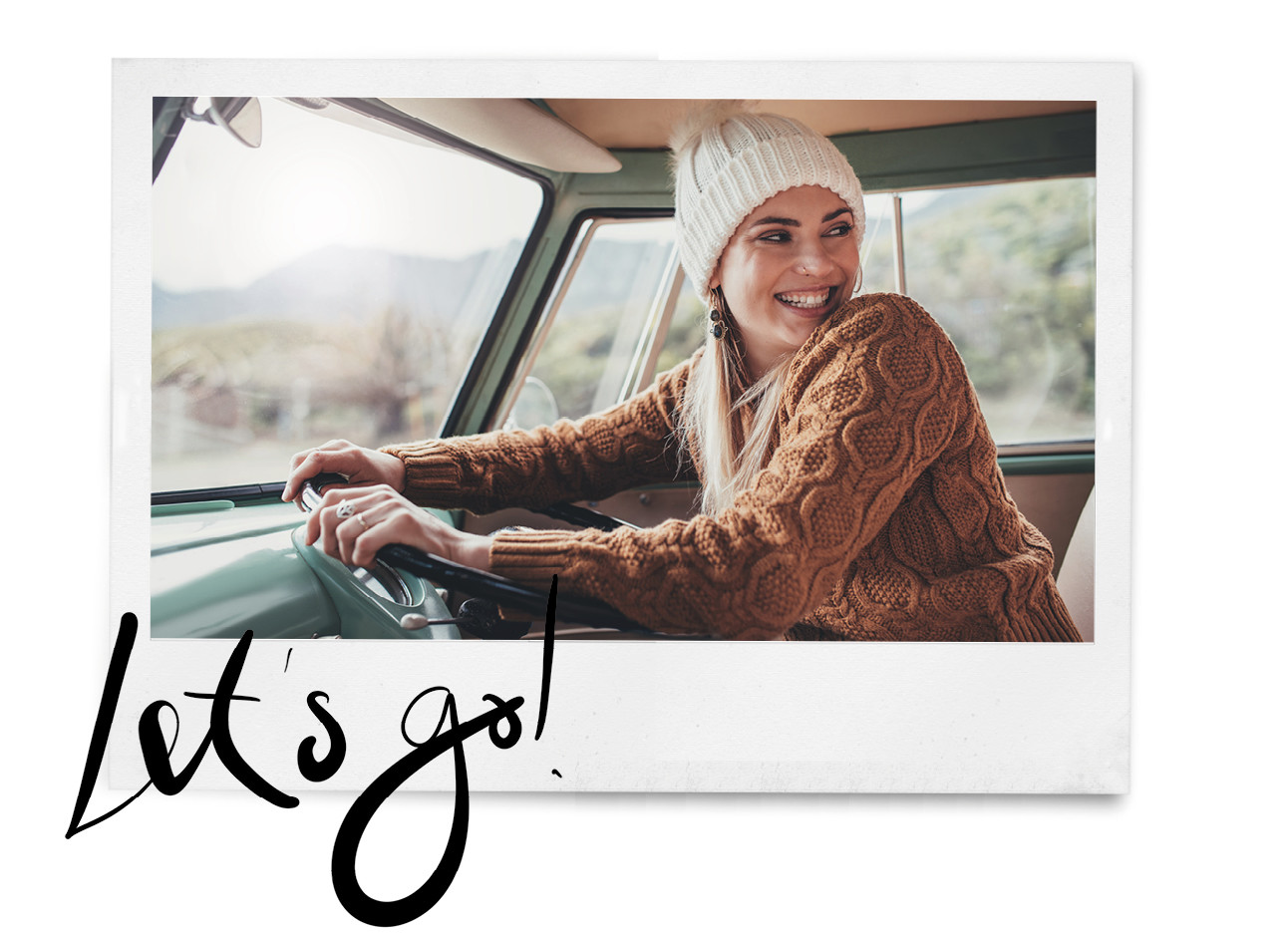 een meisje dat in een bruine trui in een auto zit en lachend achterom kijkt