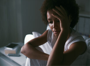 Dit is waarom vrouwen vaker last hebben van migraine dan mannen