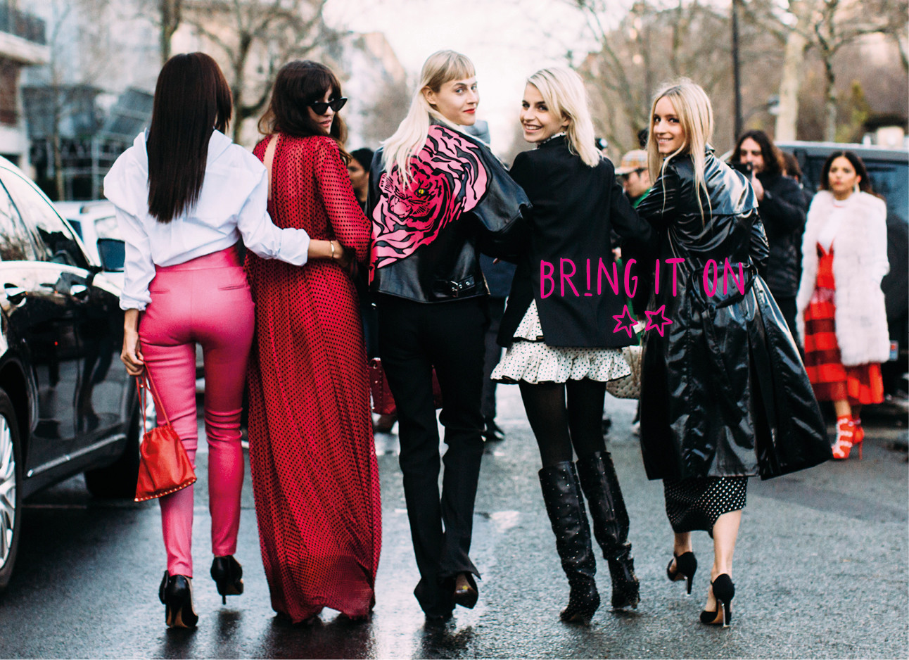 fashion week street fashion bekende influencers lachend op de foto