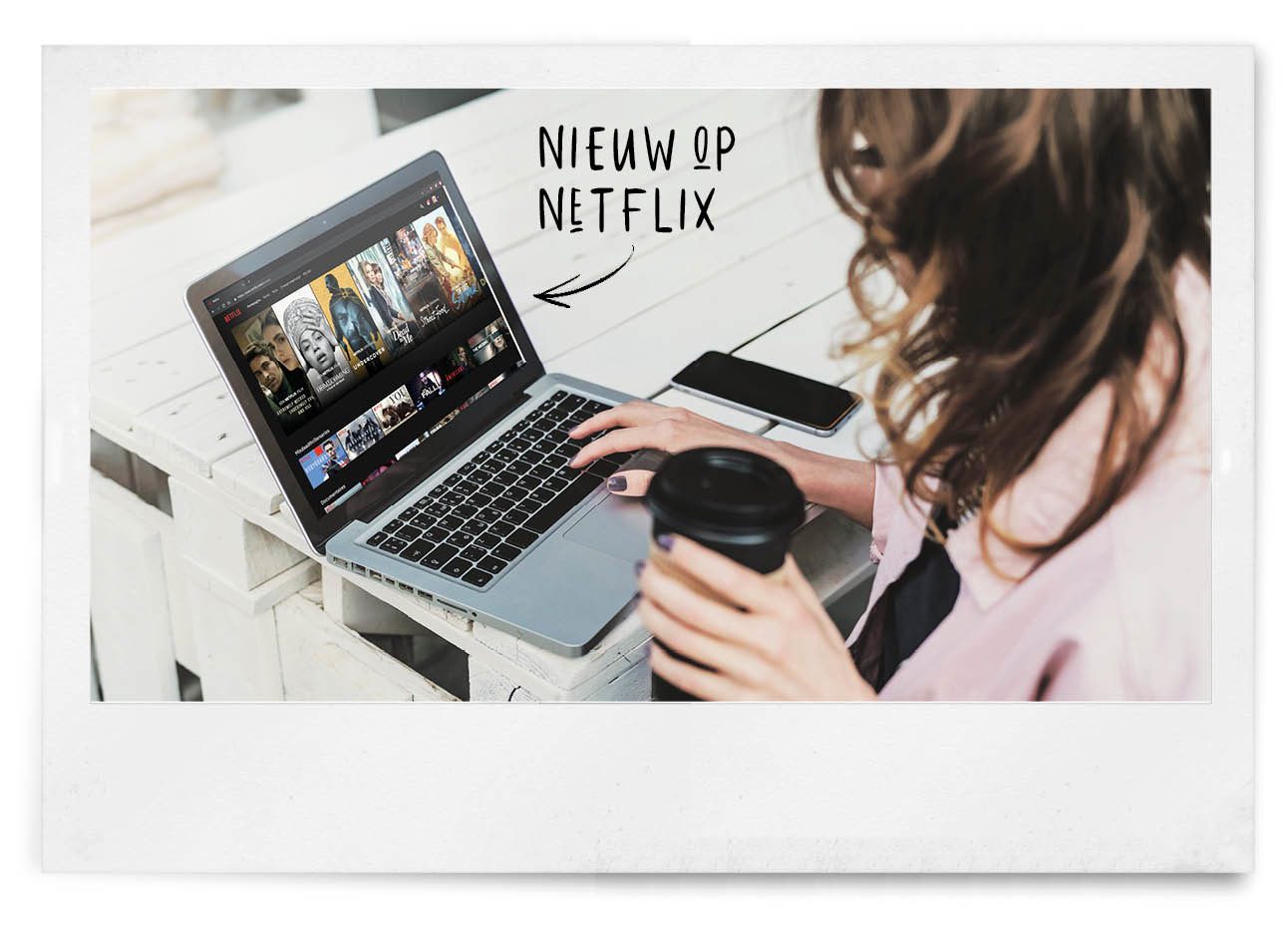 vrouw achter laptop met koffie kijkend naar netflix series